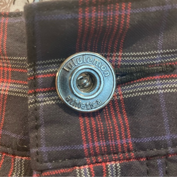 LULULEMON Sz 32 Plaid Many Pockets Shorts - Picture 5 of 13